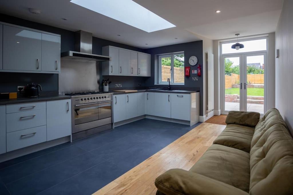 Hereford - Clifton Villa - Beautifully Presented House Located A Short Walk From City Centre - Sleeps 6 Guests - Perfect For Exploring Hereford - Hosted By Rentmyhouse מראה חיצוני תמונה